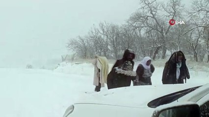 Mahsur kalan ambulans ve araçlar için ekipler seferber oldu: Kar kaplanları geçit vermedi