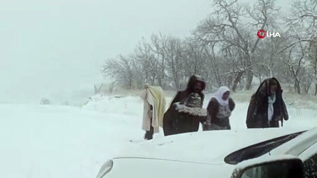 Mahsur kalan ambulans ve araçlar için ekipler seferber oldu: Kar kaplanları geçit vermedi