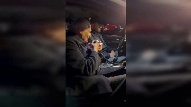 La notte di Natale gli auguri del cardinale Zuppi alle volanti della polizia