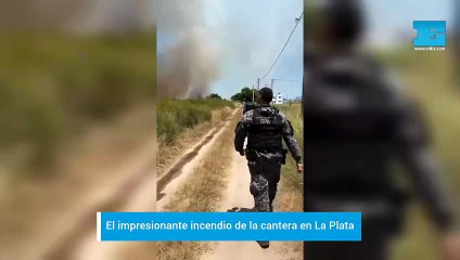 Desde adentro, el incendio impresionante en la cantera de La Plata