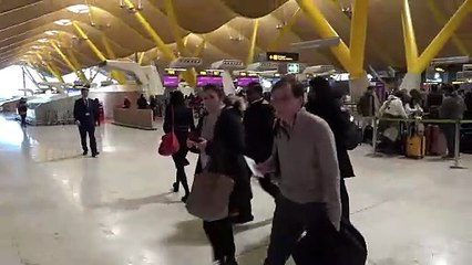 VÍDEO EXCLUSIVO | Almeida y Teresa Urquijo ponen rumbo a Roma tras la mejoría de doña Teresa