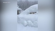 Nevicata record a Prato Nevoso, le immagini delle auto ricoperte