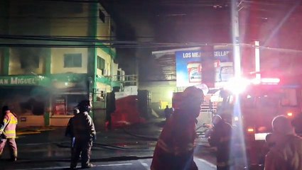 Bomberos continúan intentando sofocar fuego en Ferretería San Miguel