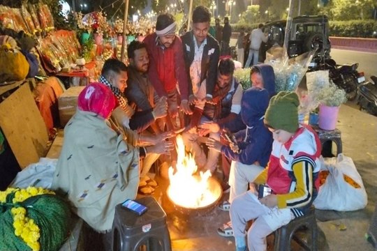 Rajasthan Weather : जयपुर में कड़ाके की सर्दी शुरू, आज सवेरे ठिठुरे लोग, अलाव का सहारा लिया