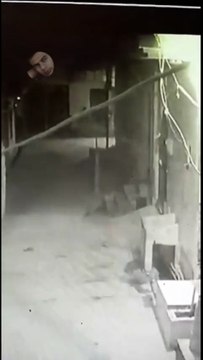 अलीगढ़ में कथित भूतनी का वीडियो वायरल वीडियो में साफ तौर पर एक महिला अचानक से प्रकट होते देखी जा सकती है इलाके में सनसनी सीसीटीवी में कैद हुई कथित भूतनी