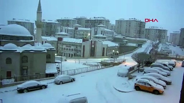 Ağrı’da kar esareti başladı: Gece bastıran beyaz örtü kenti teslim aldı, kar kalınlığı yer yer 20 santimetreyi aştı!