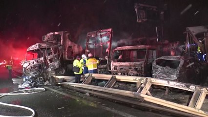 일본 고속도로서 50중 연쇄 추돌...차량 10대 전소 / YTN