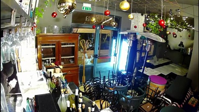 Ennesima spaccata a Palermo, distrutta la vetrina di un locale a pochi passi dal Politeama. Il bottino: 10 euro