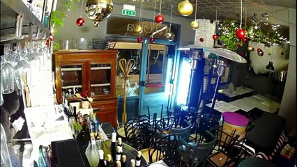 Ennesima spaccata a Palermo, distrutta la vetrina di un locale a pochi passi dal Politeama. Il bottino: 10 euro