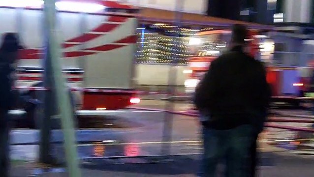 Milano, va a fuoco il tetto di un palazzo: i pompieri al lavoro