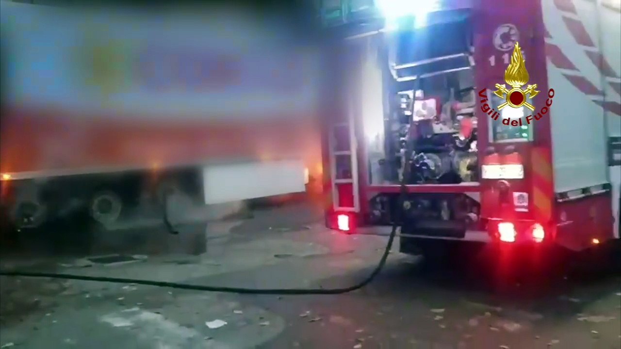 Camion avvolto dalle fiamme ad Alghero