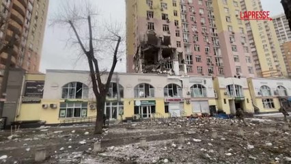 Ucraina, raffica di attacchi a Kiev: i soccorsi nel palazzo sventrato
