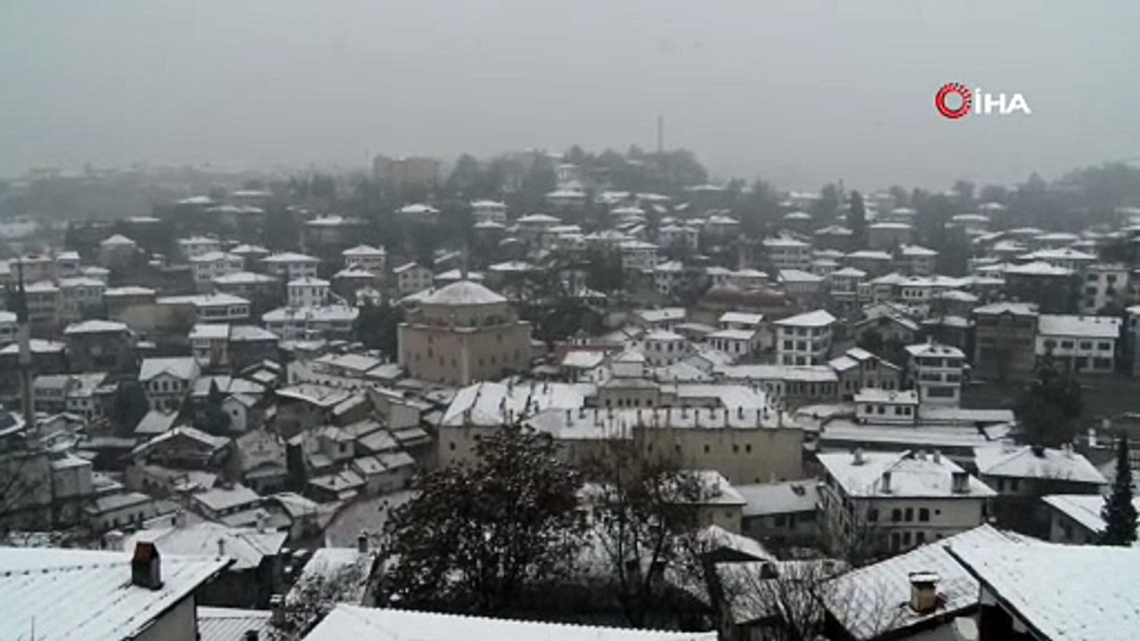 Osmanlı kenti Safranbolu’nun tarihi konaklar beyaz örtüyle kaplandı