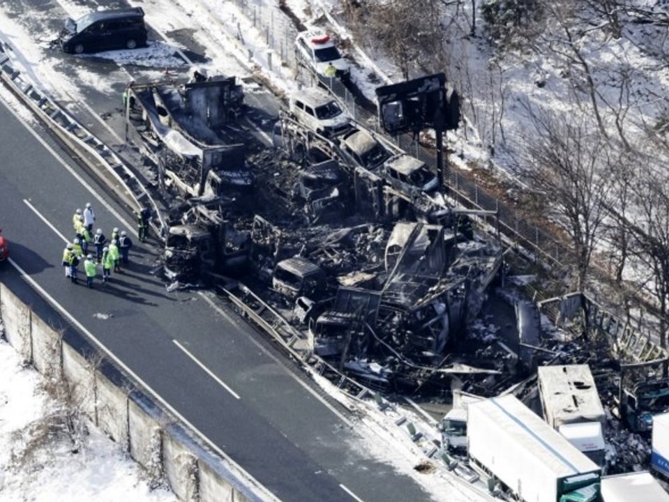 Mehr als 50 Fahrzeuge: Massenkarambolage auf verschneiter Autobahn