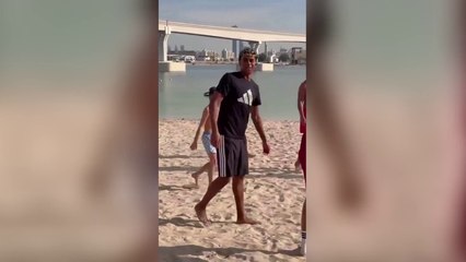Lamine Yamal e la partitella con i bambini in spiaggia a Dubai