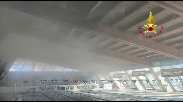 Incendio in una piscina di Susa: a fuoco tetto, nessun ferito