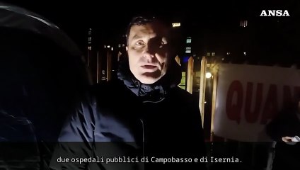 "Io ci sono", il sindaco di Isernia dorme in tenda davanti all'ospedale