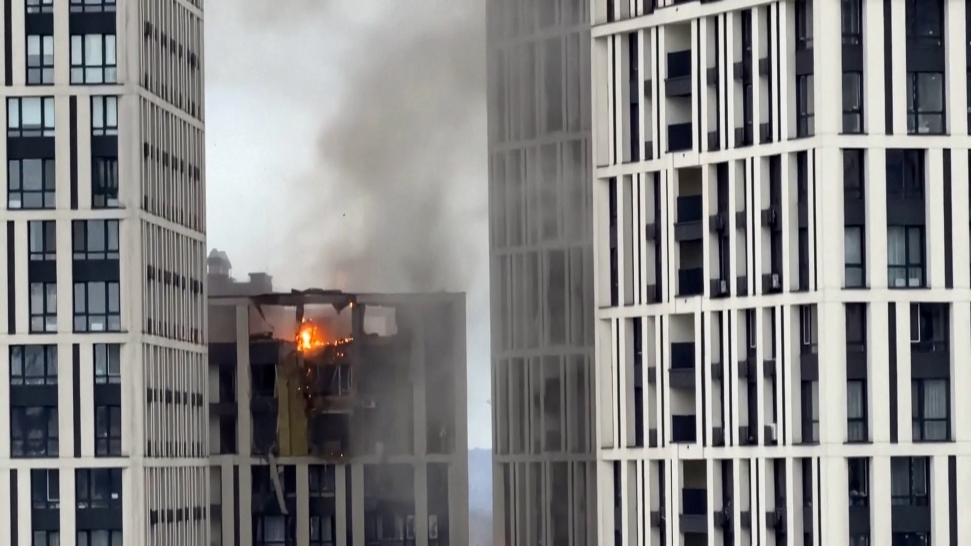 Momento en el que un dron ruso impacta contra un edificio en Kiev