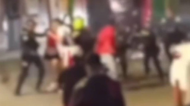 VIDEO | Policías fueron violentamente derribados y golpeados en medio de una asonada en Amagá