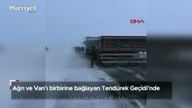 Tendürek Geçidi’nde yoğun kar yağışı ve şiddetli tipi etkili oldu