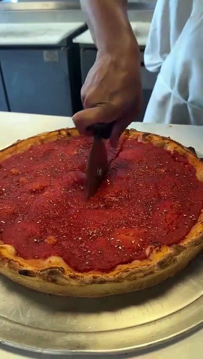 Thick deep dish pizza 🧀🧀🧀