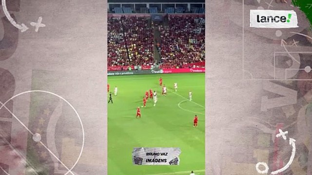 Pedro faz golaço de bicicleta e vira para o Time Vermelho