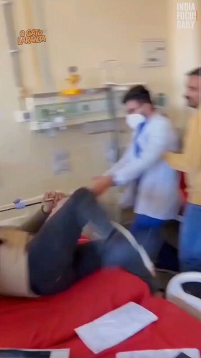 Médico é flagrado espancando paciente internado em hospital indiano