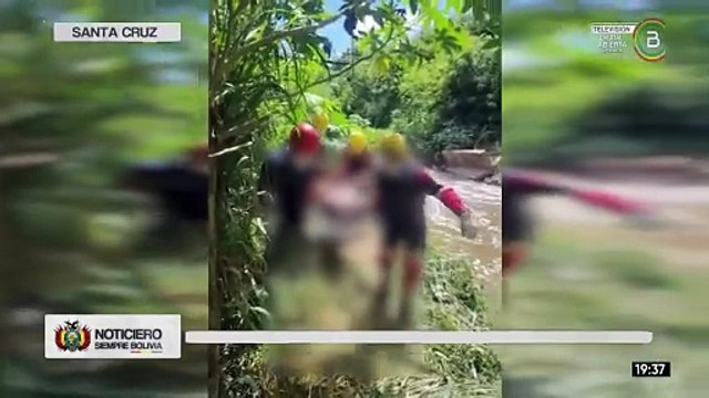 Bomberos levantan el cuerpo sin vida de un hombre de un canal de drenaje de Santa Cruz