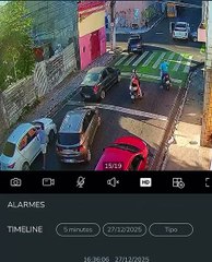 Vídeo flagrou momento em que carro atinge caminhão dos Bombeiros e desce de ré a Ladeira da Catedral