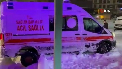 Kara saplanan ambulansın imdadına karla mücadele ekipleri yetişti