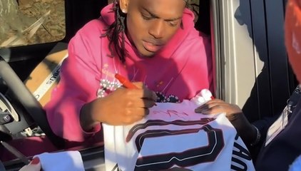 Leao e i tifosi ai cancelli di Milanello: ecco maglia e firma