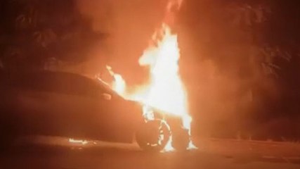 चलती मर्सिडीज कार में लगी आग