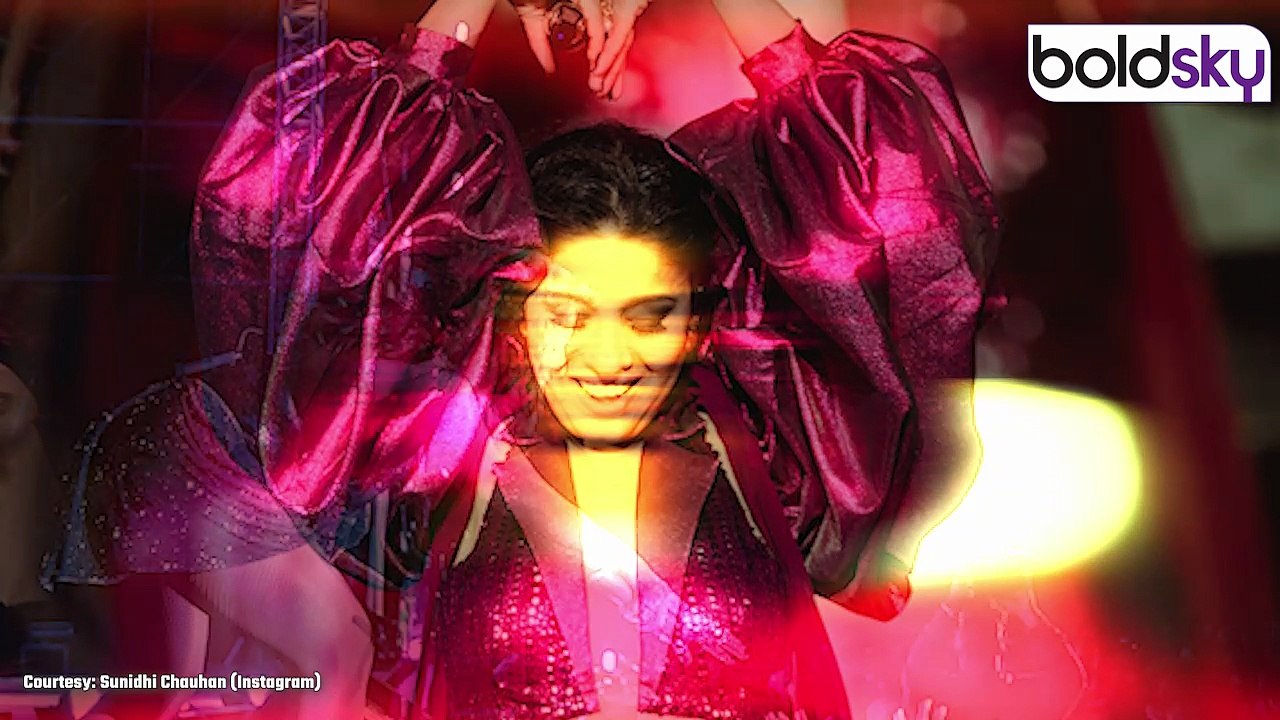 Sunidhi Chauhan Delhi Live Concert Stage Performance Video पर Public Funny Reaction,'ये पागल हो...'