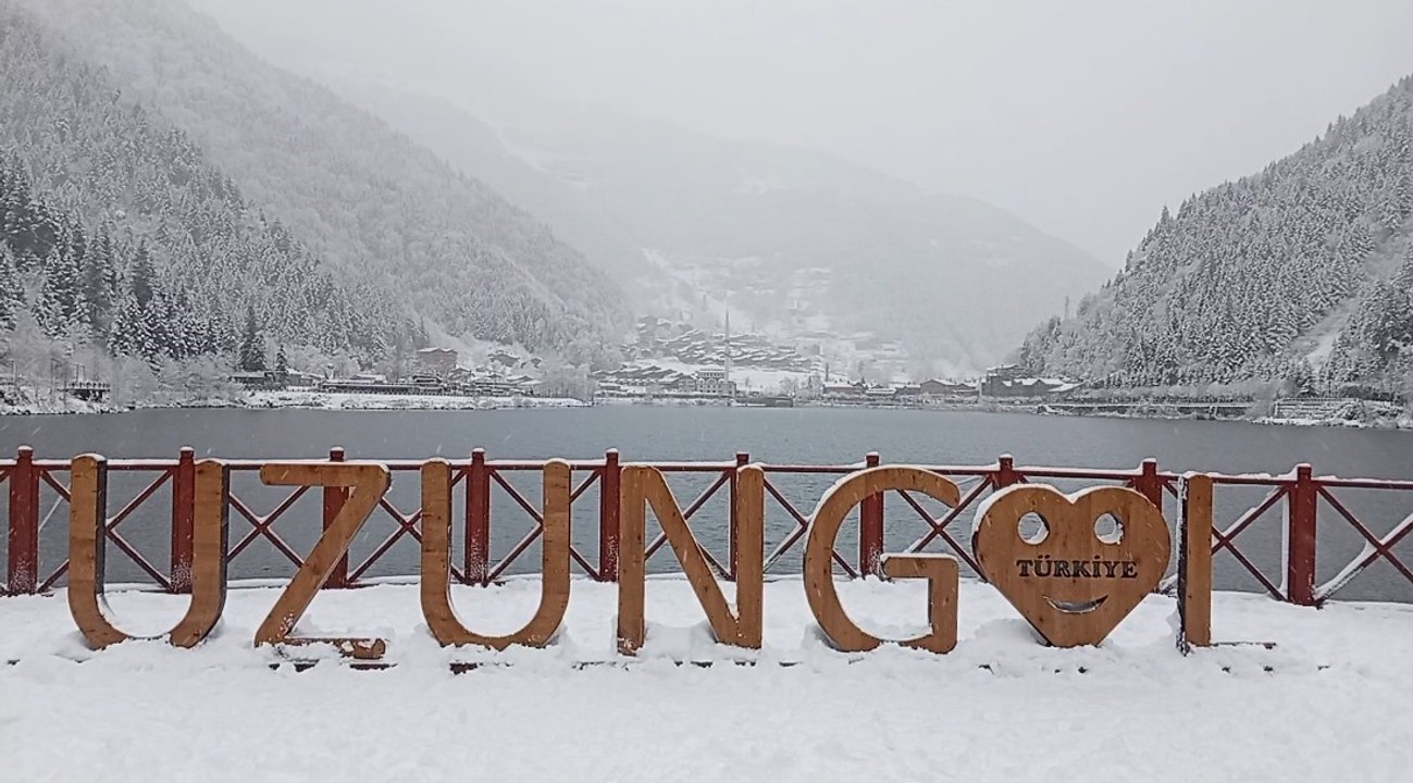 Trabzon'un turizm merkezi kışın da gözde: Uzungöl beyaz gelinliğini giydi