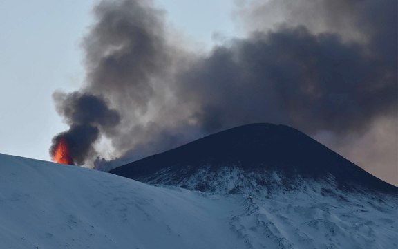 Etna in eruzione stop and go : le incredibili immagini delle fontane di lava alte 400 metri