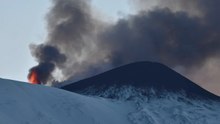 Etna in eruzione "stop and go": le incredibili immagini delle fontane di lava alte 400 metri