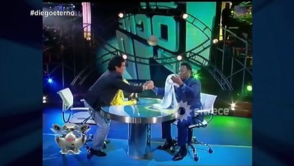 Diego Maradona y Pelé, dos grandes haciendo magia con la pelota