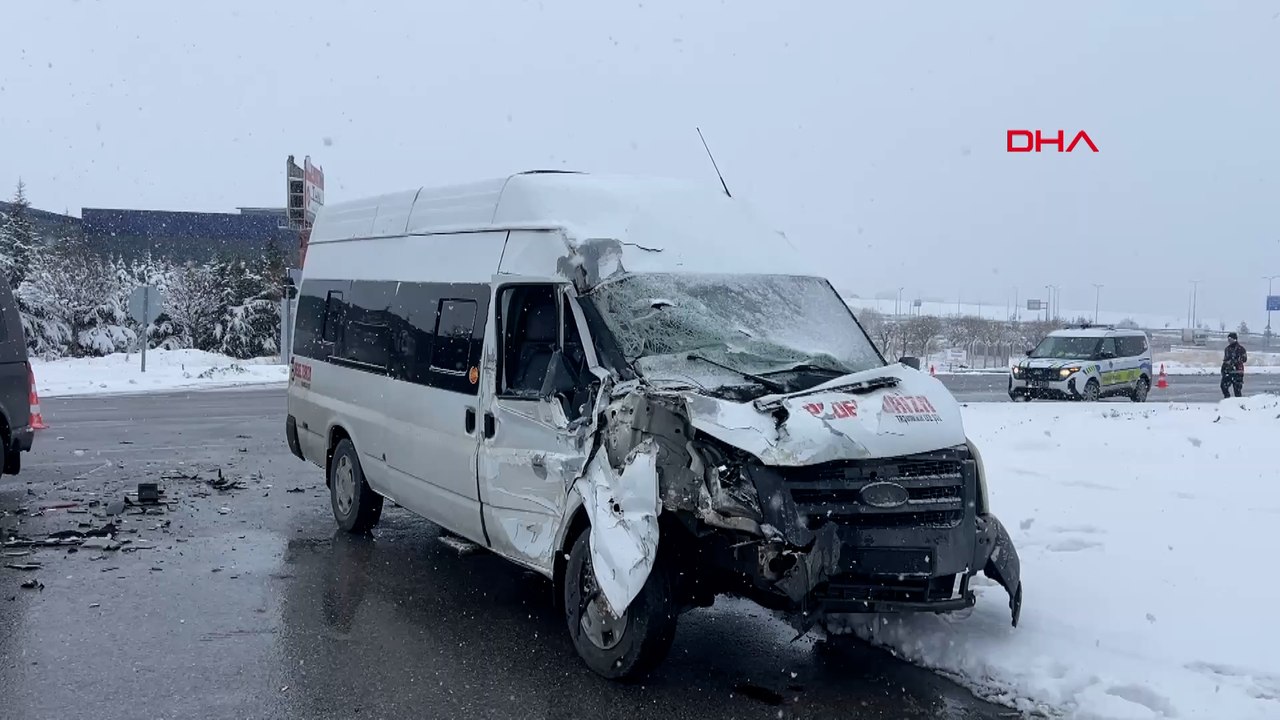 Kayseri’de işçi servisi TIR’a çarptı: 11 yaralı