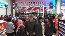Marketin indirimli ve hediye çekli açılışı için binlerce vatandaş geceyi sokakta geçirdi!