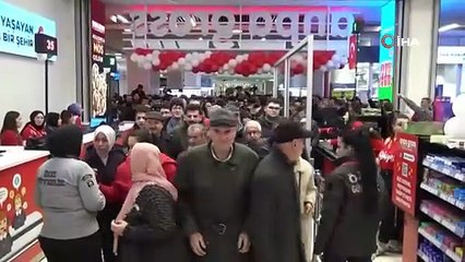 Marketin indirimli ve hediye çekli açılışı için binlerce vatandaş geceyi sokakta geçirdi!
