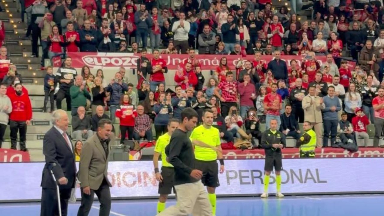 Tutti in piedi per Alcaraz! Lo spagnolo batte il calcio d'inizio di una partita di futsal