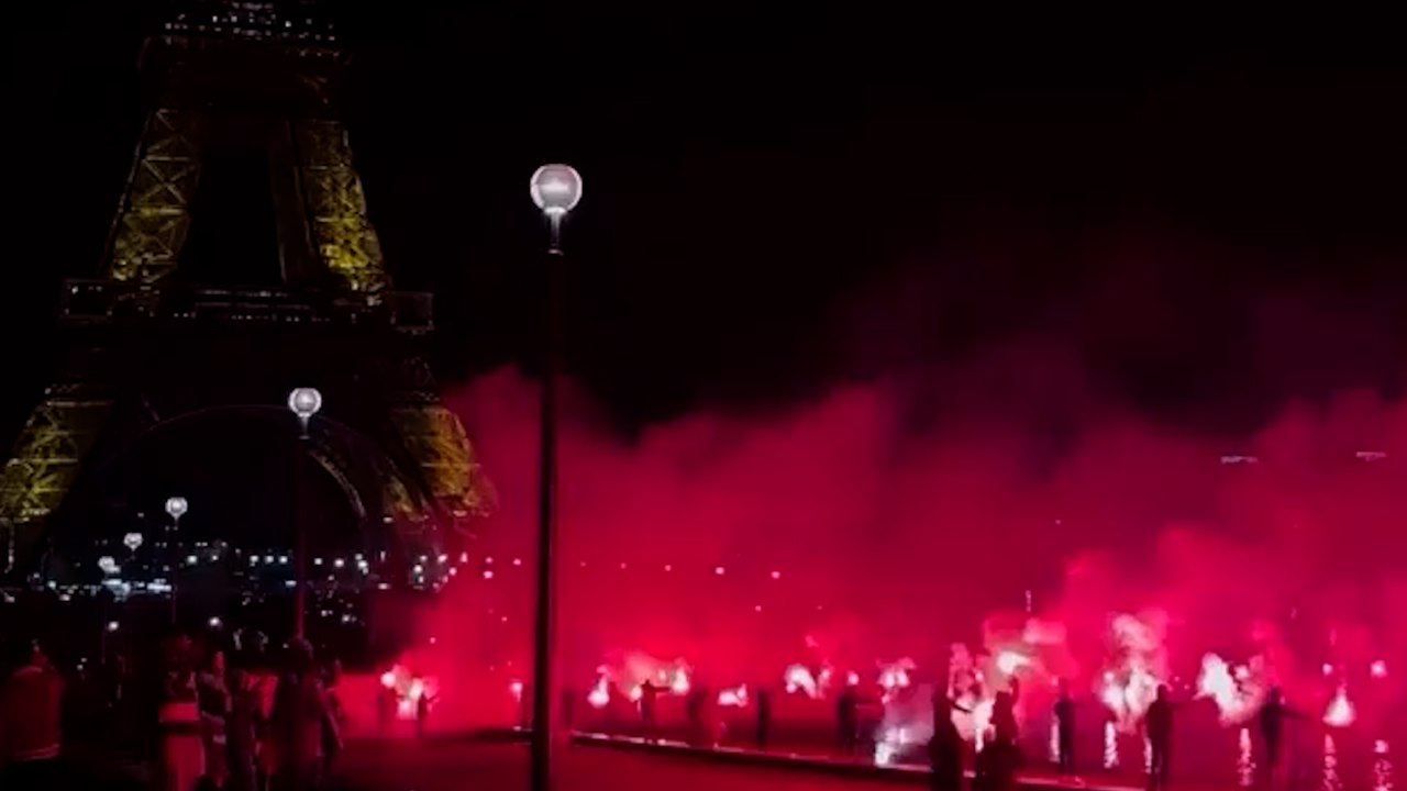 Cuarenta arrestados por los fuegos artificiales lanzados por ultras cerca de Torre Eiffel