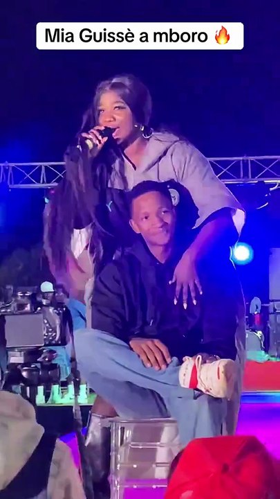 Mia Guissé avec un jeune homme un plein show : La séquence qui fait jaser