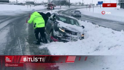 Bitlis’te polis ekipleri kara saplanan araçları kürekle temizleyerek çıkardı