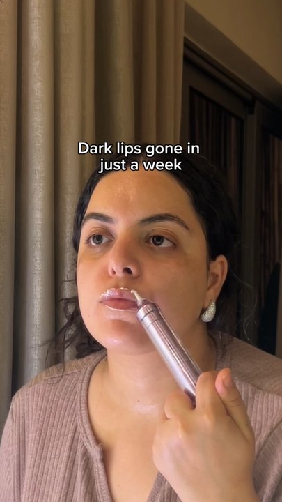 Test de la numbuzin No.9 Retinol Eye Cream appliquée sur les lèvres 💗Mes lèvres paraissent plus uniformes, plus douces et bien hydratées.