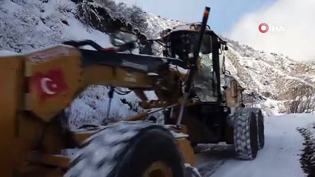 Erzurum’da ulaşıma kar engeli: Kar yağışı nedeniyle 35 mahalle yolu ulaşıma kapandı