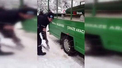 Karda mahsur kalan cenaze aracı için seferber oldular
