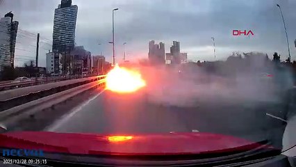 İstanbul'da makas atan trafik magandası bariyerlere vurunca aracı alev topuna döndü!