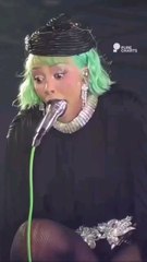 🛑Doja Cat’ten Seul konserinde olay yaratan hareket: Mikrofonu ağzna aldı, tepkiler gecikmedi.