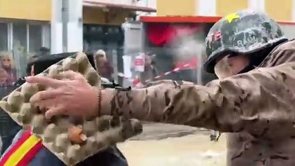 ویدیویی مهییج از جنگ آرد و تخم‌مرغ در جشن سنتی اسپانیا